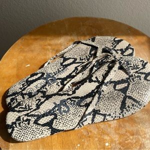 Yosi samra snakeskin thong sandals size 5
